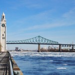 La tour de l'horloge, le pont Jacques Cartier sur le fleuve Saint-Laurent