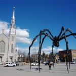 La cathédrale Notre Dame d'Ottawa et la sculpture d'arraignée géante de Louise Bourgeois