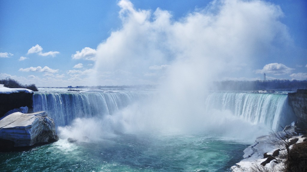 Le panache de bruine qui s'échappe des chutes du Niagara