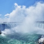 Le panache de bruine qui s'échappe des chutes du Niagara