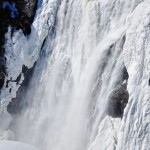Gros sur la glace encore présente sur les chutes de Montmorency
