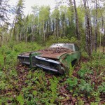 Une vieille Pontiac Safari termine sa vie dans les bois de Kakwa
