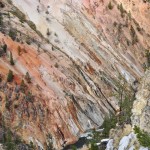La rivière de Yellowstone crache au fond du Canyon - vue depuis Inspiration Point