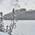 Le lac Louise encore gelé dans le parc national de Banff