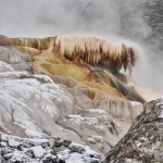 Gros plan sur la "cascade" des Mammoths ornées de dizaines de stalactites