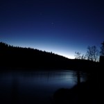 Nuit étoilée sur les bords de la rivière Fraser à l'écovillage - Colombie-Britannique, Canada