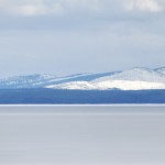 Détail d'une vue panoramique du lac de Yellowstone encore gelé