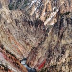 La rivière Yellowstone se faufile entre les zigzags du Canyon - vue depuis Inspiration Point