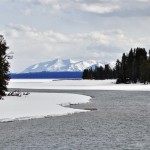 Vue de la rivière et du lac de Yellowstone depuis Fishing Bridge