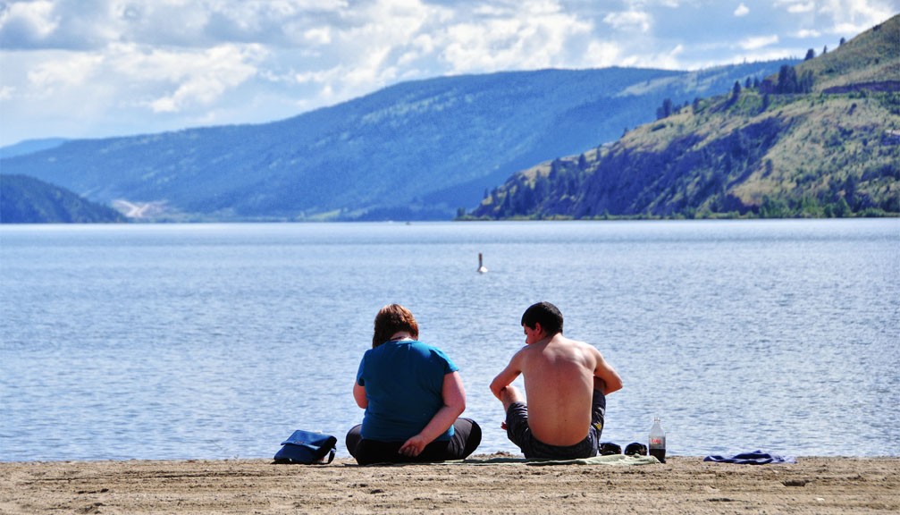 Un couple typiquement canadien (portion VS 1/2 portion) au Kalamalka Lake, Colombie-Britannique