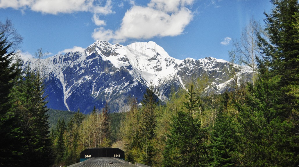 Le train traversant le nord des Rocheuses, Canada