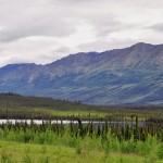 Sommets aux pied du Kluane Lake - Yukon, Canada
