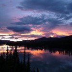 Dernier soleil de minuit sur la Takhini River vers Whitehorse - Yukon