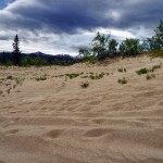Désert de sable sur fond de montagnes du Yukon - Canada