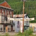 En regardant vers le Grand Théâtre - Dawson City