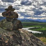 Un inukshuk au pied de la Frog Mountain - Yukon