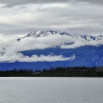 La brume qui s'accroche aux sommets rend le Kluane Lake mystique - Yukon