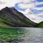 Vue panoramique sur les eaux accueillantes du lac Saint Elias - Yukon