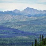 Montagnes majestueuses le long de la Klondike Highway menant à Dawson - Canada