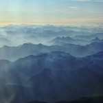 Montagnes dans la brume en arrivant vers Vancouver - Canada