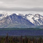 Vue panoramique de la chaîne de montagnes du Kluane Park en bordure de la Haines Highway - Yukon
