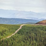 Vue dégagée de la route de graviers qui serpente le long des sommets - Yukon