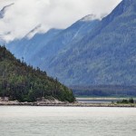 Mélange de sapins, montagnes et plages dans le fjord de Haines à Skagway - Alaska