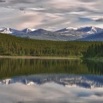 Scout Lake sur fond de montagnes - Yukon, Canada