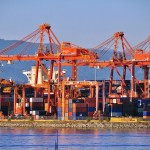 Grues et containers sur le port de Vancouver
