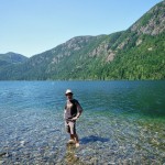 Instant détente des pieds au Cameron Lake en direction de Port Alberni - BC, Canada