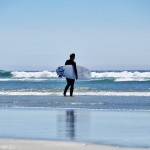 Un surfeur qui hésite à se jeter à l'eau vers Tofino - Île de Vancouver