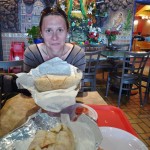 Elise et son burrito géant dans le quartier mexicain de Chicago