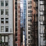 Rues étroites et escaliers extérieurs sur les vieux immeubles de Chicago