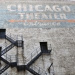 Vue arrière du Chicago Theater