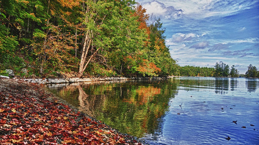 L'automne arrive sur les rives du Charleston Lake